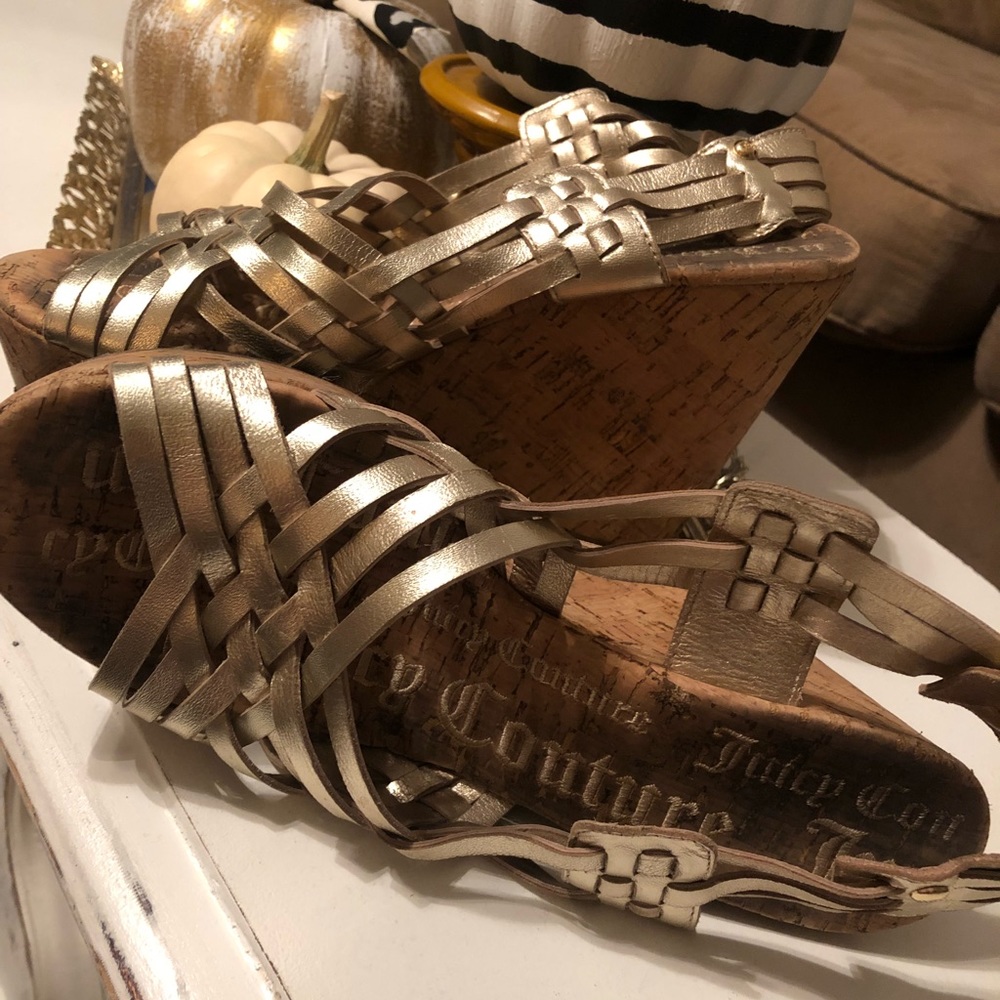 Juicy couture gold wedges